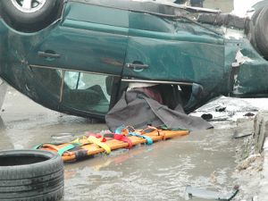 Takla atan otomobilde sıkışan genç öldü