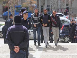 ŞÜPHELİDEN KAMERAMANA: "ÇEK ÇEK, FACEBOOK'A DA AT"