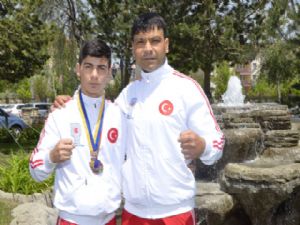 PALANDÖKEN BELEDİYESİ SPORCUSU BOKSÖR AHMET OTÇU'YA MİLLİ DAVET