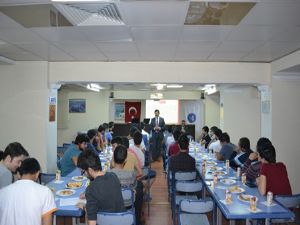 ÜNİVERSİTE ÖĞRENCİLERİNE "AİLE İÇİ İLETİŞİM" SEMİNERİ DÜZENLENDİ