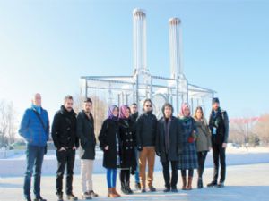 Tarihi Çifte Minareli Medresesi'ni buzla yaptı