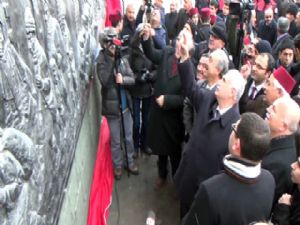 "ERZURUM'UN KAHRAMAN ÇOCUKLARI" RÖLYEFİ ERZURUM LİSESİ DUVARINA ASILDI