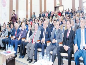 ETÜ'de öğrenciler ''Kariyer Zirvesi''nde tecrübeleri dinledi