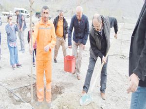 DAP İdaresi'nden, Uzundere'ye ''kapama dut bahçesi'' desteği