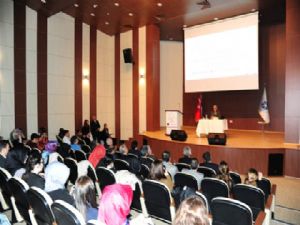 ETÜ'DE "ULUSLARARASI EKONOMİK EĞİLİMLER VE TÜRKİYE" KONULU KONFERANS