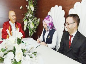 Öğretmenler Günü'nde öğretmenlerin nikâhını kıydı
