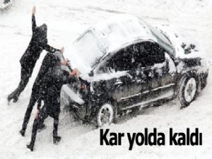 Kar yolda kaldı
