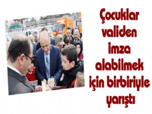 Çocuklar validen imza alabilmek için birbiriyle yarıştı