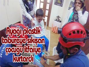 Ayağı plastik tabureye sıkışan çocuğu itfaiye kurtardı