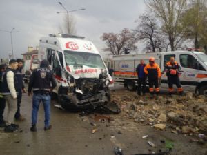 Erzurum'da ambulans traktörle çarpıştı: 7 yaralı