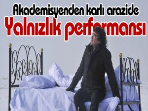 Akademisyenden karlı arazide yalnızlık performansı