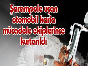 Şarampole uçan otomobil karla mücadele ekiplerince kurtarıldı