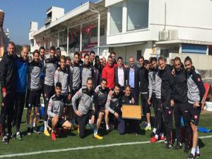 BB. Erzurumsporlu yönetici Bülent Gülden antrenmanda baklava ikramı