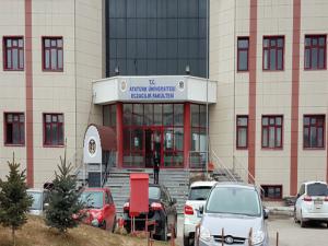 İki öğretim üyesinin cihaz tartışması karakola taşındı
