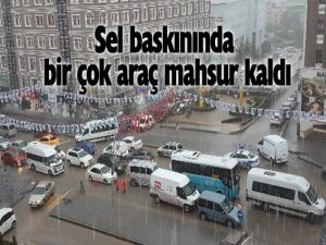 Erzurumdaki sel baskınında birçok araç yolda mahsur kaldı