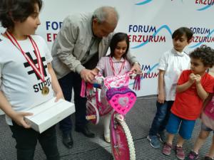 Minik ressamlar Forum Erzurumda ödüllerini aldı
