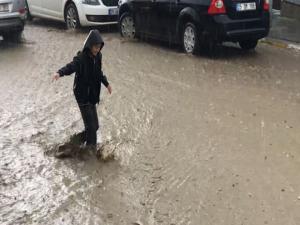 Narmanda sağanak yağmur hayatı olumsuz etkiledi