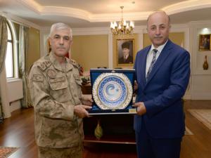 Orgeneral Çetinden Vali Azizoğluna ziyaret
