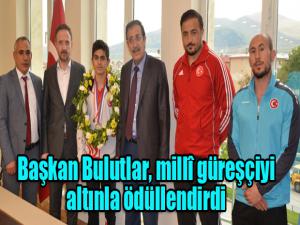 Başkan Bulutlar, millî güreşçiyi altınla ödüllendirdi