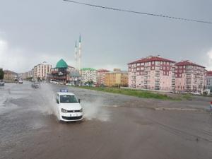 Erzurumda etkili olan yağmur araç ve yaya trafiğini olumsuz etkiledi
