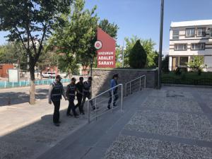 Erzurumda kaçak göçmen taşıyan kamyon sürücüsü tutuklandı