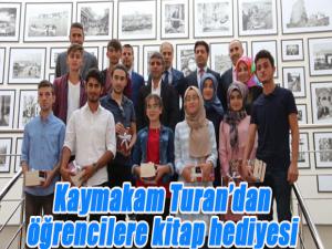 Kaymakam Turandan öğrencilere kitap hediyesi