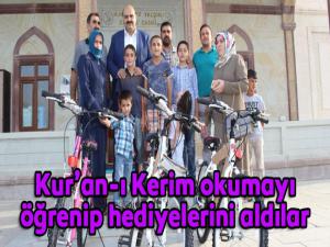 Kuran-ı Kerim okumayı öğrenip hediyelerini aldılar
