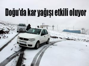 Doğuda kar köy yollarını ulaşıma kapattı