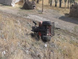 Pasinlerde traktör şarampole uçtu: 3 yaralı