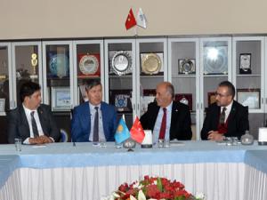 Kazakistan Büyükelçisi Saparbekulyden ETSOya ziyaret