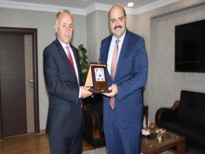 Vali Azizoğlundan, Başkan Orhana veda ziyareti