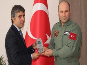 Kaymakam Turana plaket verdiler