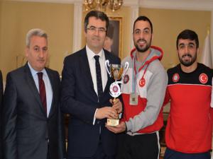 Şampiyonlar Vali Memişi ziyaret etti