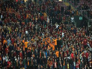 Tribünlerden Forvet' tezahüratı