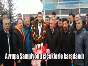 Avrupa şampiyonu çiçeklerle karşılandı