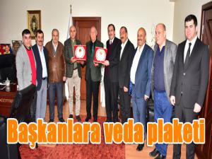 Başkanlara veda plaketi