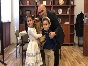 Erzurum Öğretmenevi Müdürü Abdullah Nehire miniklerden teşekkür