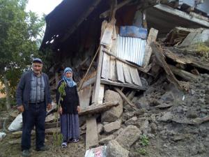 Olurda yaşlı çiftin evleri çöktü