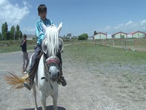 Çocuklara atlı tatil eğlencesi