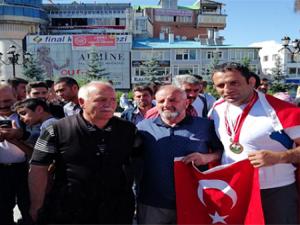 Davullarla Karşılayıp Kurban Kestiler