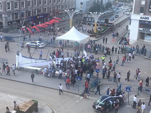 Devrilen standın altında kalan kadın yaralandı