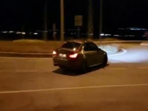 Kavşakta drift yapan sürücü kamerada
