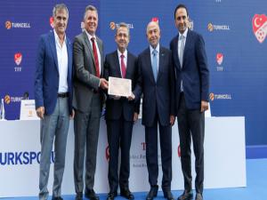 Türkiyenin Turkcelli,Türkiyenin gururuyla sözleşme yeniledi