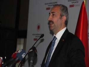 Adalet Bakanı Gül: "Birçok Hukuk Fakültesinin kapatılacağına ya da kontenjanlarını dolduramayacağına inanıyorum