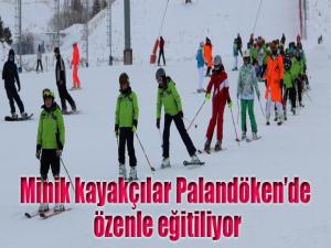 Minik kayakçılar Palandökende özenle eğitiliyor