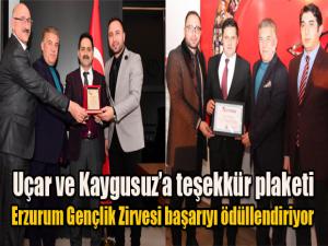 Uçar ve Kaygusuza teşekkür plaketi... Erzurum Gençlik Zirvesi başarıyı ödüllendiriyor