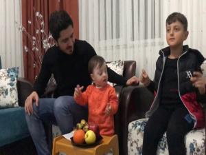 Down sendromlu çocuğu ile şarkı söyleyerek evde kal' mesajı verdi