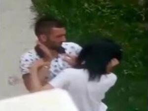 Genç kızın boğazını sıkıp, karnına yumruk atarak darp etti