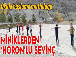 Minikler, okula başlama heyecanını mesafeli horon oynayarak yaşadılar