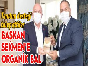 Başkan Sekmene organik bal hediye ettiler